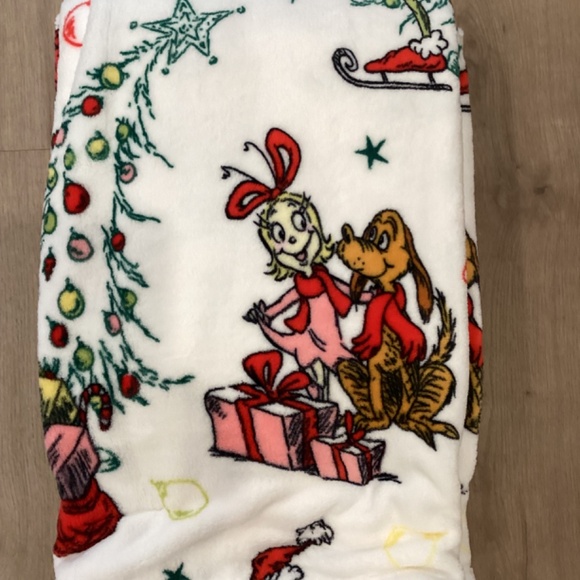 NWT The Grinch Dr Seuss Christmas White Color throw 60 x 70 Cindy-Lou Who Max - Picture 3 of 6